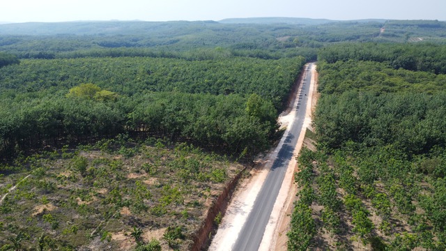 Nhà dân chênh vênh bên mép vực ở Đồng Nai: Thực trạng cần giải quyết Ngay - Ảnh 2. Nhà dân chênh vênh bên mép vực ở Đồng Nai: Thực trạng cần giải quyết Ngay - Ảnh 2.