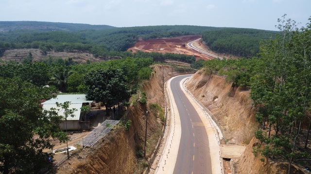 Nhà dân chênh vênh bên mép vực ở Đồng Nai: Thực trạng cần giải quyết Ngay - Ảnh 3. Nhà dân chênh vênh bên mép vực ở Đồng Nai: Thực trạng cần giải quyết Ngay - Ảnh 3.