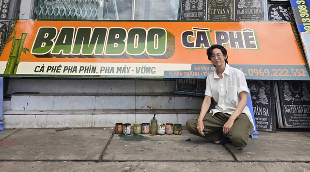 Nghệ nhân trẻ giữ nghề vẽ bảng hiệu thời ‘ông bà anh’ - Ảnh 1.