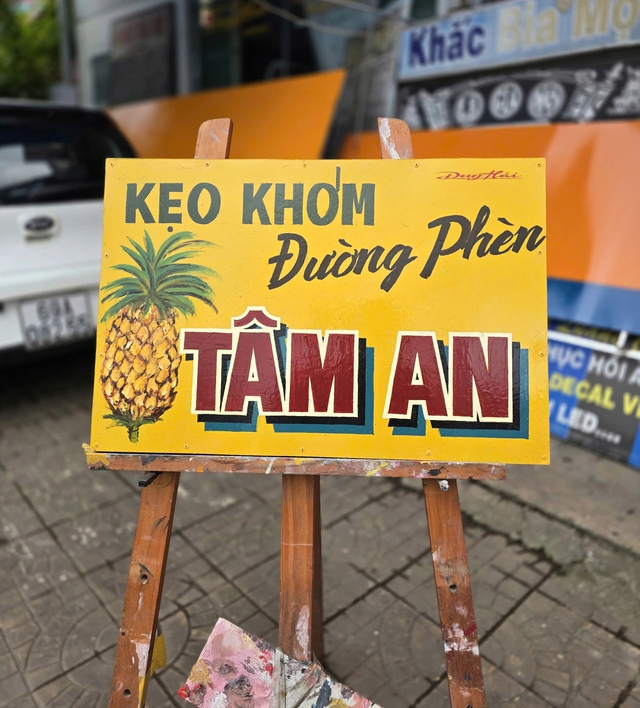 Nghệ nhân trẻ giữ nghề vẽ bảng hiệu thời ‘ông bà anh’ - Ảnh 3.