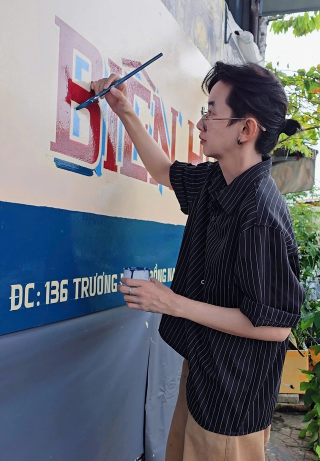 Nghệ nhân trẻ giữ nghề vẽ bảng hiệu thời ‘ông bà anh’ - Ảnh 2.