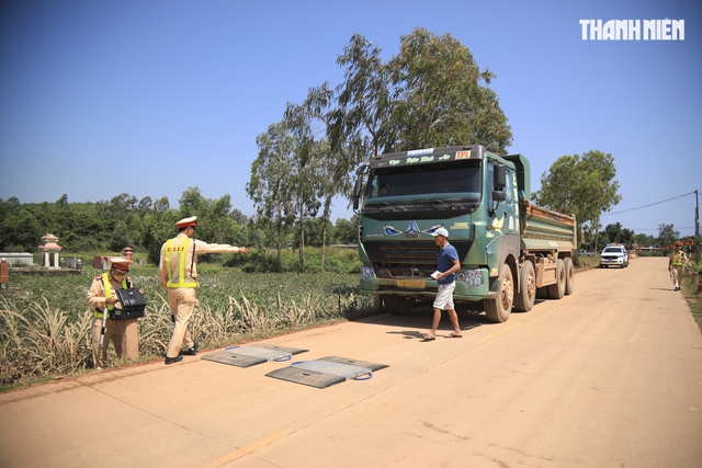 CSGT Quảng Ngãi kiểm tra tải trọng xe tải chở đất sau phản ánh của Báo Thanh Niên- Ảnh 1. CSGT Quảng Ngãi kiểm tra tải trọng xe tải chở đất sau phản ánh của Báo Thanh Niên- Ảnh 1.