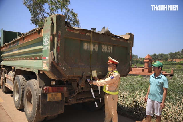 CSGT Quảng Ngãi kiểm tra tải trọng xe tải chở đất sau phản ánh của Báo Thanh Niên- Ảnh 3. CSGT Quảng Ngãi kiểm tra tải trọng xe tải chở đất sau phản ánh của Báo Thanh Niên- Ảnh 3.