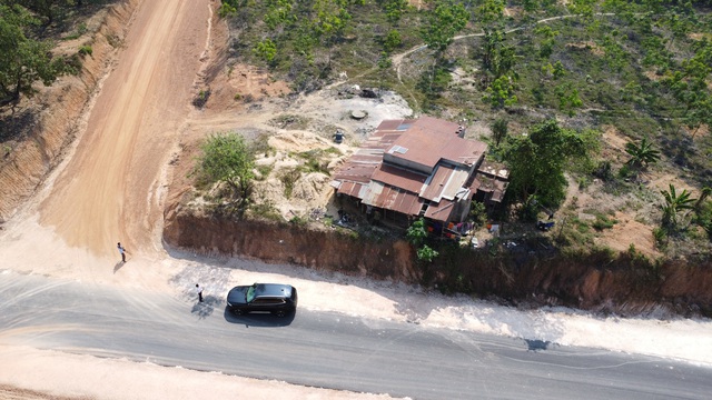 Nhà dân chênh vênh bên mép vực ở Đồng Nai: Thực trạng cần giải quyết Ngay - Ảnh 1. Nhà dân chênh vênh bên mép vực ở Đồng Nai: Thực trạng cần giải quyết Ngay - Ảnh 1.