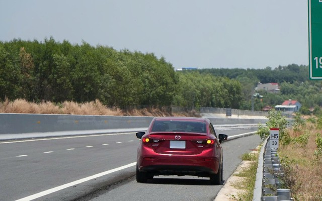 Trường hợp n&agrave;o bắt buộc đặt biển cảnh b&aacute;o sau &ocirc; t&ocirc; 150 m&eacute;t tr&ecirc;n cao tốc?- Ảnh 2.