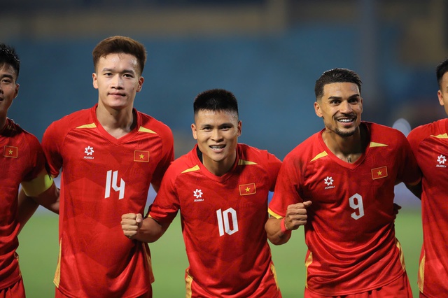 HLV Kim Sang-sik lần đầu n&oacute;i về &aacute;n phạt của AFC: 'Việt Nam muốn thắng Malaysia 2-0, kh&ocirc;ng c&oacute; chuyện l&ugrave;i bước'- Ảnh 3.