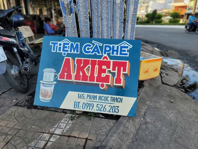 Nghệ nhân trẻ giữ nghề vẽ bảng hiệu thời ‘ông bà anh’ - Ảnh 4.