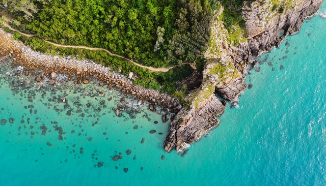 Mũi Vi Rồng: Từ truyền thuyết Cao Biền ph&aacute; long mạch đến điểm check-in m&ecirc; hoặc- Ảnh 1.