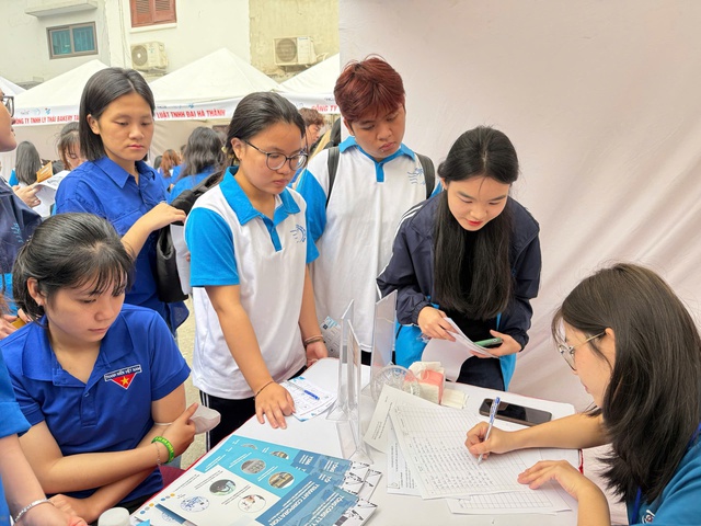 Thị trường lao động vào cao điểm mùa tuyển dụng - Ảnh 1.