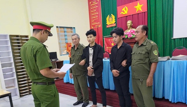 C&ocirc;ng an TP.HCM bắt 2 thanh ni&ecirc;n cầm hung kh&iacute; rượt đuổi nhau ở chợ B&igrave;nh Điền  - Ảnh 1.