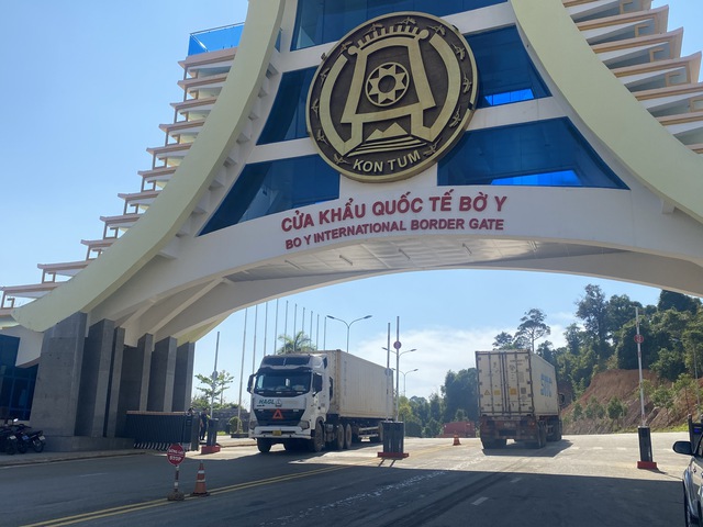 Xe tải chở 900 lít xăng không hóa đơn bị chặn gần biên giới- Ảnh 1. Xe tải chở 900 lít xăng không hóa đơn bị chặn gần biên giới- Ảnh 1.