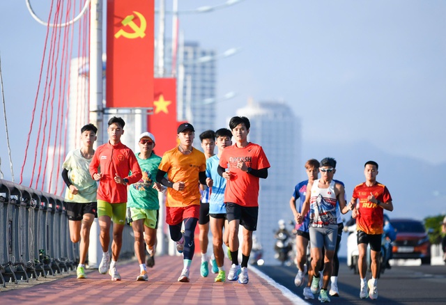 Tiền Phong Marathon 2026 lập kỷ lục hơn 12.000 VĐV tranh t&agrave;i tại Kh&aacute;nh H&ograve;a- Ảnh 1.