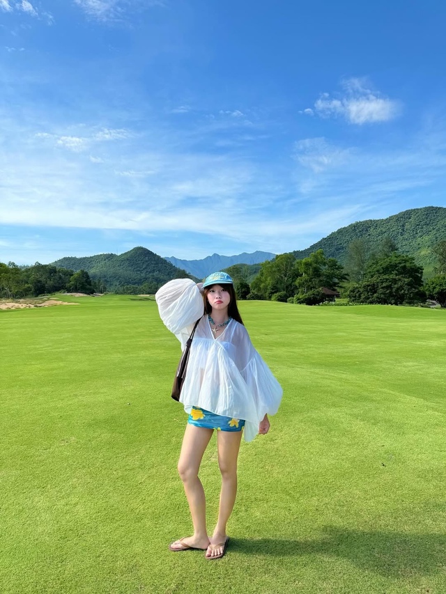 Khoe dáng đầy tinh tế với áo vải sheer - Ảnh 2.