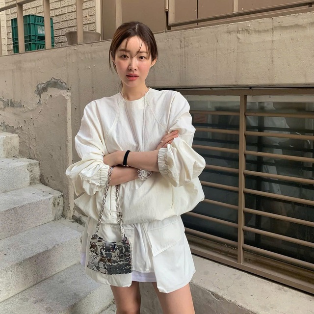 Túi xách sắc bạc, điểm nhấn kiêu kỳ cho quý cô sành điệu - Ảnh 4.