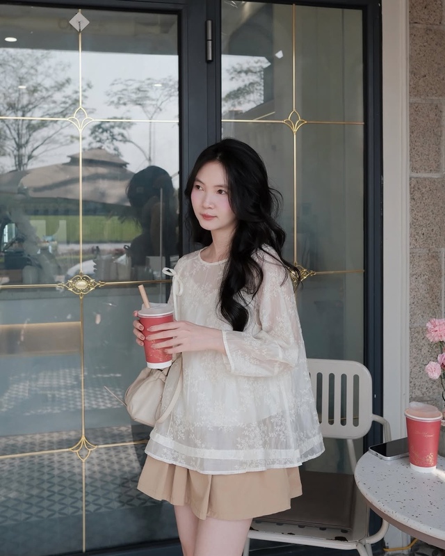 Khoe dáng đầy tinh tế với áo vải sheer - Ảnh 6.