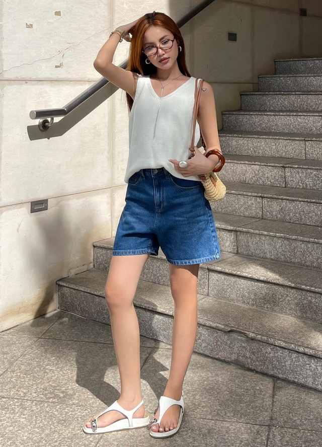 Chất liệu denim, kaki là cặp bài trùng 'bất bại' của thời trang đường phố- Ảnh 3. Chất liệu denim, kaki là cặp bài trùng 'bất bại' của thời trang đường phố- Ảnh 3.