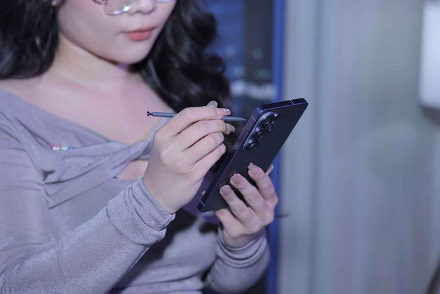 Người d&ugrave;ng cảm thấy an t&acirc;m, tự tin hơn khi d&ugrave;ng Galaxy S26 Ultra nhờ Privacy Display - Ảnh 4.