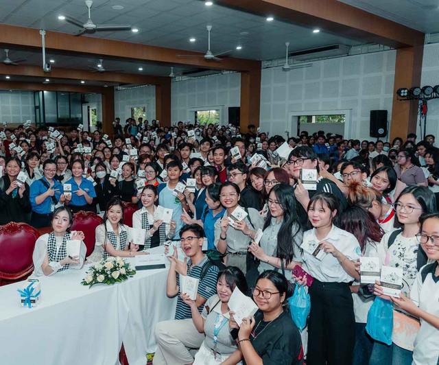 'Hành trình Từ Trái Tim' của Trung Nguyên Legend: Điều bất ngờ dành cho sinh viên TP.HCM - Ảnh 6.