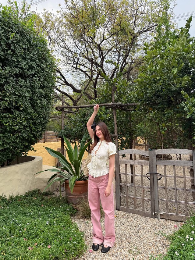 Phong cách mùa hè tươi tắn hơn với những món đồ màu hồng - Ảnh 3.