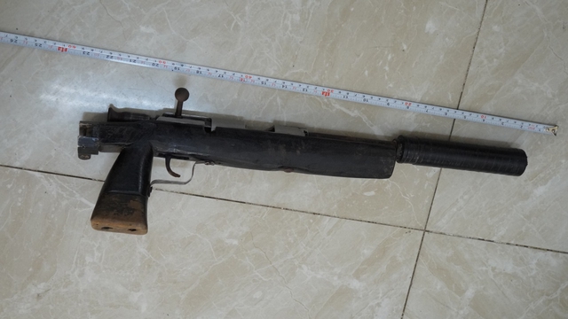 Bị can thu&ecirc; taxi về qu&ecirc;, bắn chết t&agrave;i xế, mẹ vợ bị khởi tố 3 tội danh- Ảnh 2.