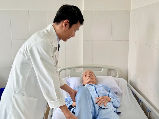 Thay khớp h&aacute;ng th&agrave;nh c&ocirc;ng cho cụ b&agrave; 87 tuổi, phục hồi vận động sau 5 ng&agrave;y- Ảnh 1.