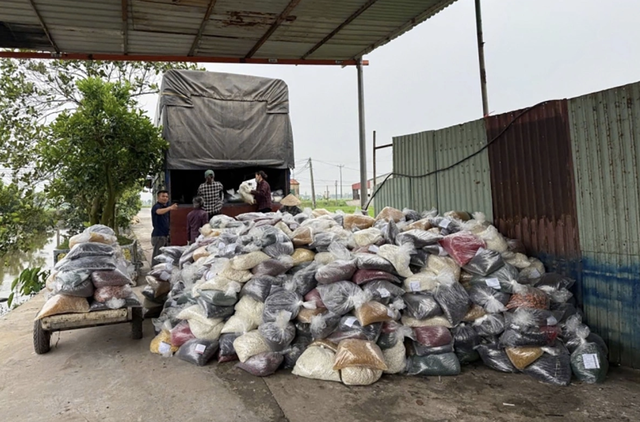 Được cựu c&ocirc;ng an 'mật b&aacute;o', &ocirc;ng tr&ugrave;m h&agrave;ng giả ti&ecirc;u hủy chứng cứ xuống s&ocirc;ng Hồng- Ảnh 2.