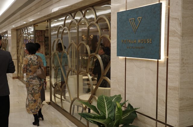 Nhà hàng Michelin của đầu bếp Luke Nguyễn lần đầu vào trung tâm thương mại - Ảnh 2.