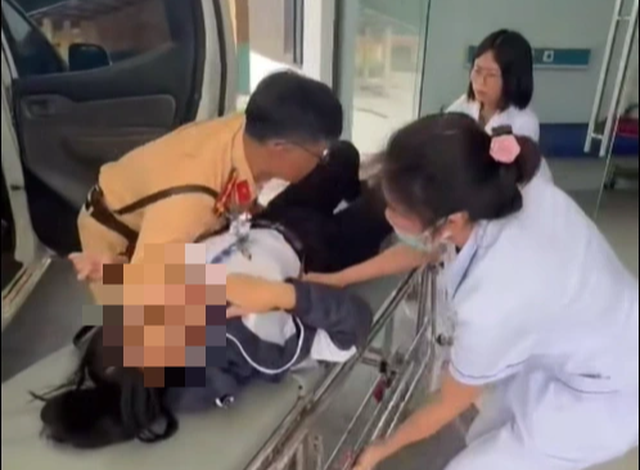 Nữ sinh bất ngờ ngất xỉu ven đường, được CSGT Quảng Trị đưa đi nhập viện - Ảnh 1.