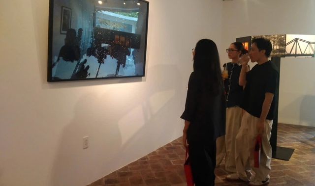 Chậm bước giữa thế gian vội vã - thông điệp từ triển lãm 'Nhân dạng gốc'- Ảnh 4. Chậm bước giữa thế gian vội vã - thông điệp từ triển lãm 'Nhân dạng gốc'- Ảnh 4.