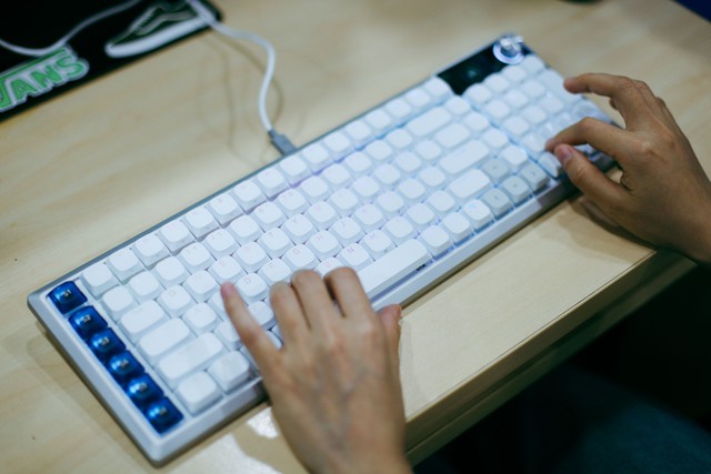 Trải nghiệm bàn phím cơ Vanguard Air 99 Wireless: Mỏng, đẹp, tích hợp nút Stream Deck - Ảnh 1.