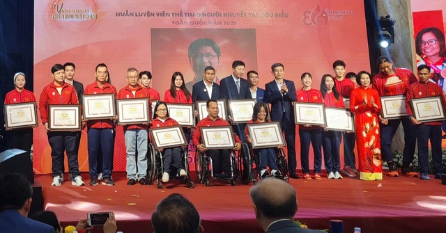 HLV Kim Sang-sik nói lời xúc động nhân Ngày Thể thao Việt Nam- Ảnh 1. HLV Kim Sang-sik nói lời xúc động nhân Ngày Thể thao Việt Nam- Ảnh 1.