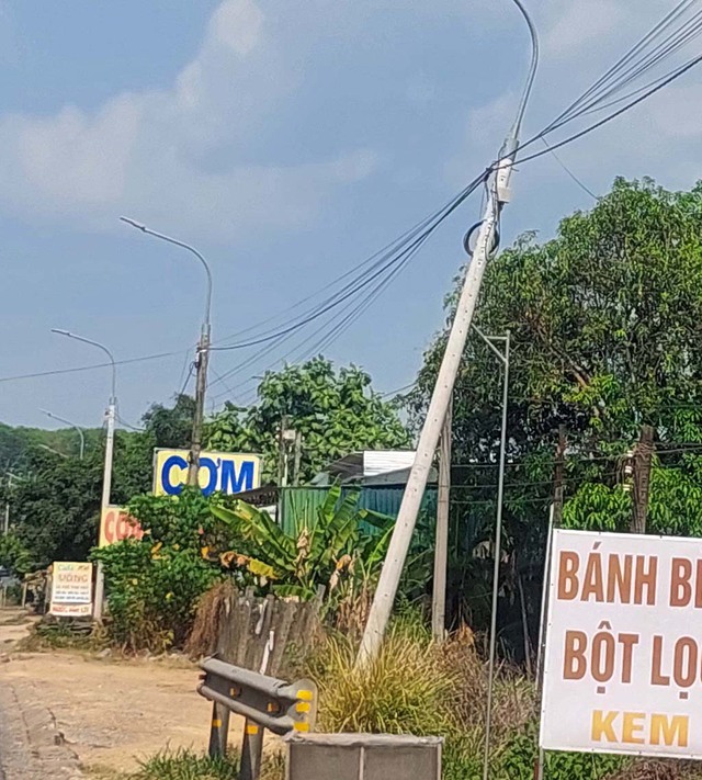 Trụ đèn đường nguy hiểm- Ảnh 1. Trụ đèn đường nguy hiểm- Ảnh 1.