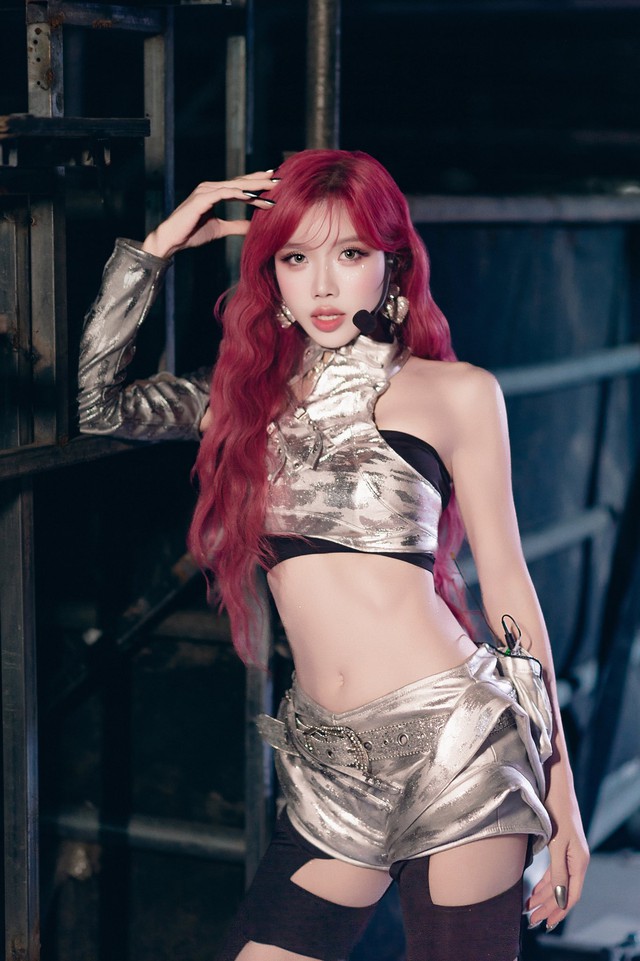 Chị đẹp Việt gây sốt khi tham gia ‘Đạp gió 2026’ tại Trung Quốc là ai?- Ảnh 2. Chị đẹp Việt gây sốt khi tham gia ‘Đạp gió 2026’ tại Trung Quốc là ai?- Ảnh 2.