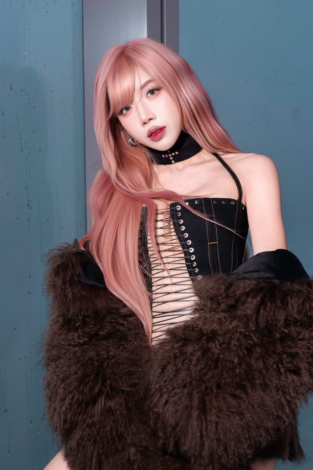 Chị đẹp Việt gây sốt khi tham gia ‘Đạp gió 2026’ tại Trung Quốc là ai?- Ảnh 1. Chị đẹp Việt gây sốt khi tham gia ‘Đạp gió 2026’ tại Trung Quốc là ai?- Ảnh 1.