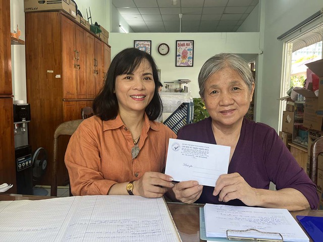 Trao tiền bạn đọc giúp mái ấm từ thiện, bệnh nhân nghèo ở các bệnh viện- Ảnh 2. Trao tiền bạn đọc giúp mái ấm từ thiện, bệnh nhân nghèo ở các bệnh viện- Ảnh 2.