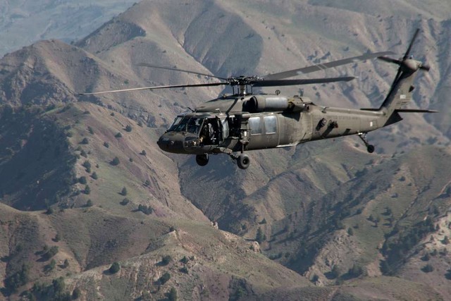 Trực thăng Black Hawk cắt ngang đường bay của United Airlines đến Quận Cam - Ảnh 1.