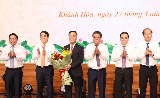 Thứ trưởng Bộ X&acirc;y dựng Nguyễn Việt H&ugrave;ng l&agrave;m Ph&oacute; b&iacute; thư Tỉnh ủy Kh&aacute;nh H&ograve;a - Ảnh 2.