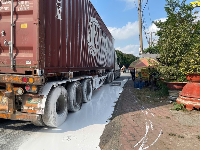 Container chở sơn lật tại ng&atilde; tư B&igrave;nh Phước, đường trơn trắng x&oacute;a - Ảnh 1.