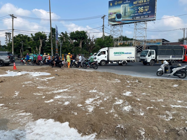 Container chở sơn lật tại ng&atilde; tư B&igrave;nh Phước, đường trơn trắng x&oacute;a - Ảnh 2.