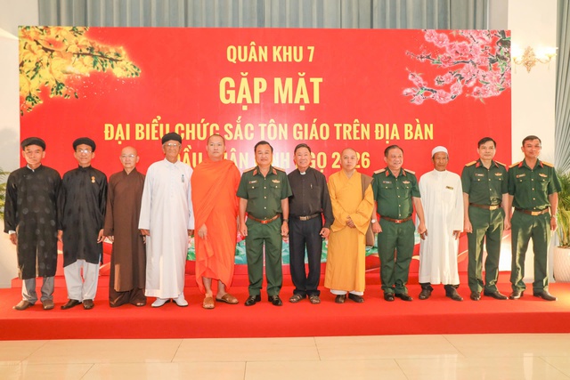 Quân khu 7 củng cố thế trận lòng dân từ sự gắn kết đồng bào tôn giáo - Ảnh 1.