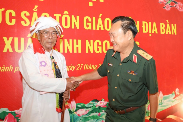 Quân khu 7 củng cố thế trận lòng dân từ sự gắn kết đồng bào tôn giáo - Ảnh 2.