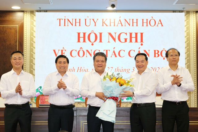 &Ocirc;ng Trần Phong được bầu l&agrave;m B&iacute; thư Tỉnh ủy Kh&aacute;nh H&ograve;a - Ảnh 3.