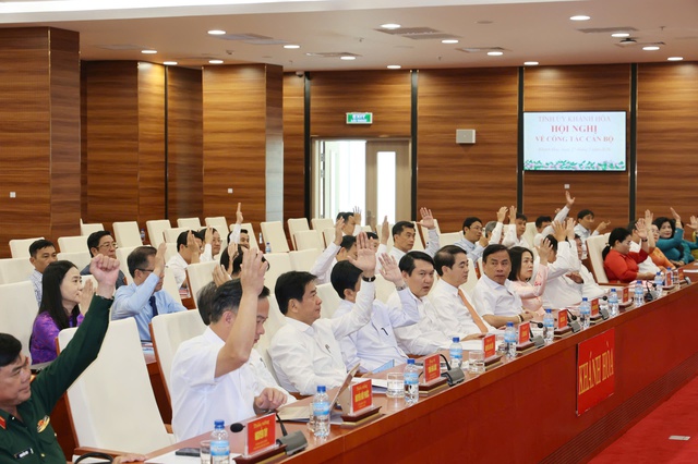 &Ocirc;ng Trần Phong được bầu l&agrave;m B&iacute; thư Tỉnh ủy Kh&aacute;nh H&ograve;a - Ảnh 2.