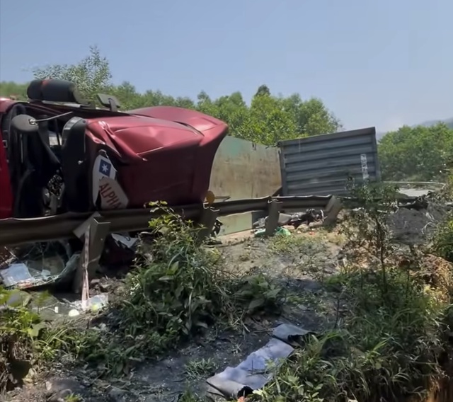 Va chạm với xe máy, xe đầu kéo lật nghiêng trên đường Hồ Chí Minh - Ảnh 1.