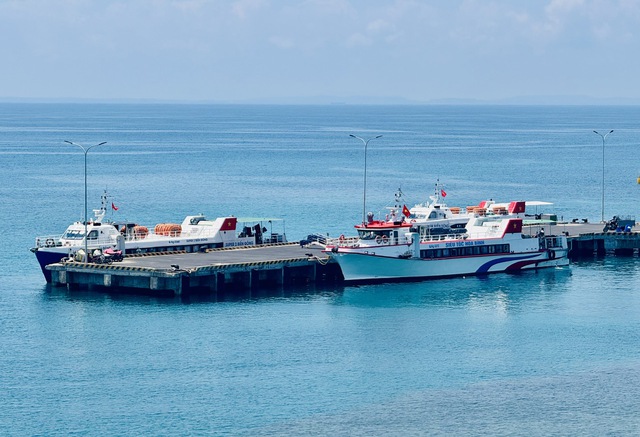 Mở bến cảng Bến Đình: Lý Sơn thêm 'cửa ngõ' đón tàu quốc tế- Ảnh 1. Mở bến cảng Bến Đình: Lý Sơn thêm 'cửa ngõ' đón tàu quốc tế- Ảnh 1.