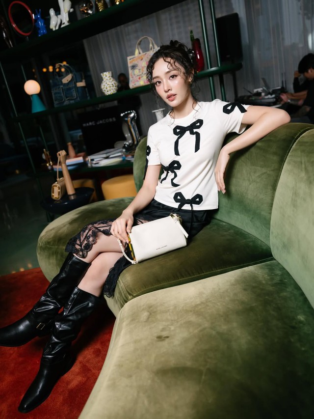 Sức hút nhẹ nhàng từ trang phục vải ren- Ảnh 13. Sức hút nhẹ nhàng từ trang phục vải ren- Ảnh 13.