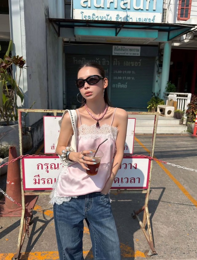 Áo phối ren mang đến vẻ đẹp nửa kín nửa hở- Ảnh 1.