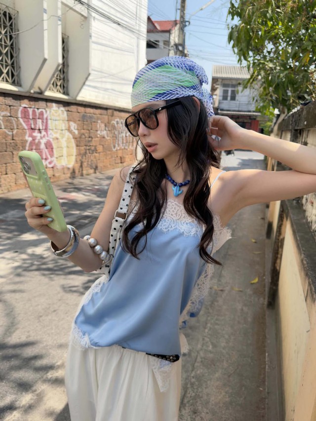 Áo phối ren mang đến vẻ đẹp nửa kín nửa hở- Ảnh 2.