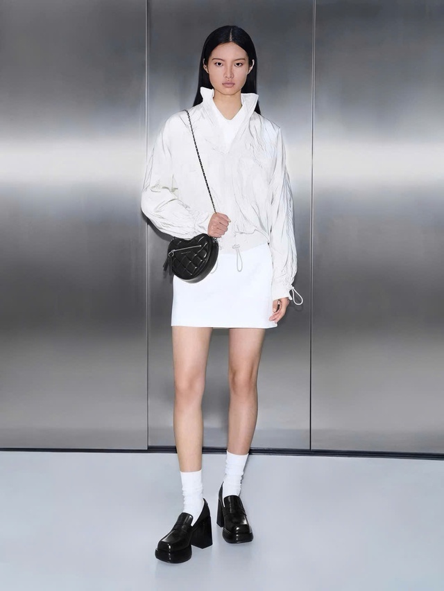 Túi trái tim, phụ kiện nhỏ mang sức hút lớn- Ảnh 3. Túi trái tim, phụ kiện nhỏ mang sức hút lớn- Ảnh 3.