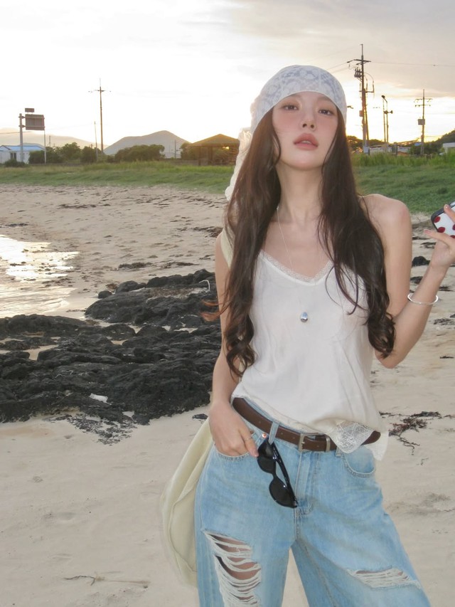 Áo phối ren mang đến vẻ đẹp nửa kín nửa hở- Ảnh 6.